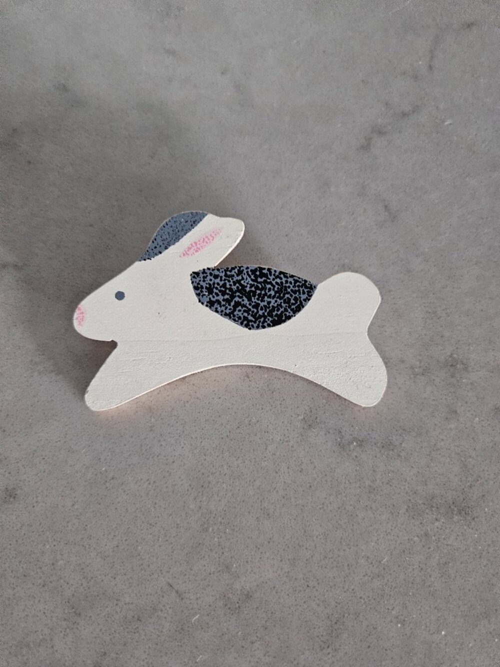 BRAND NEW WOODEN LEAPING BUNNY BROOCH / PIN BY HMK CDS